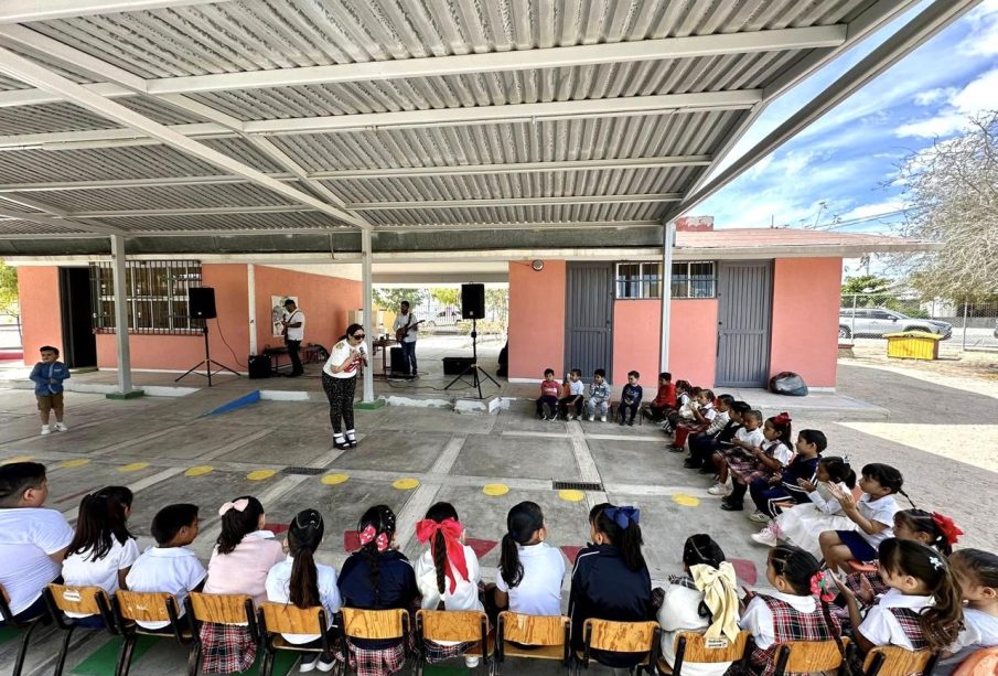 Niños en un convivio escolar