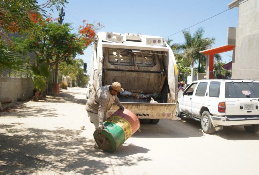 recolectores de basura laborando