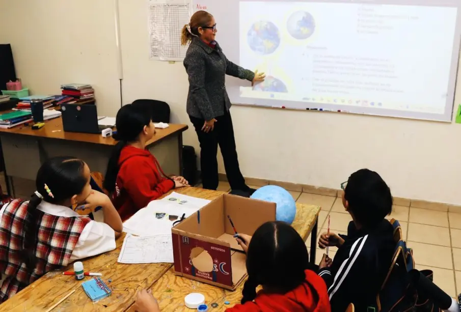 Docente impartiendo clases
