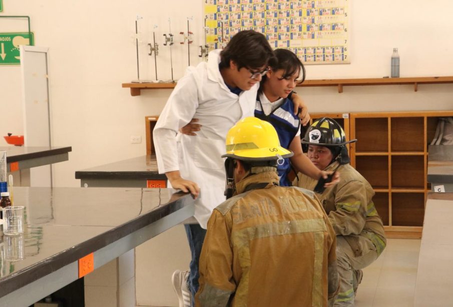 Estudiantes de la UABCS en Simulacro