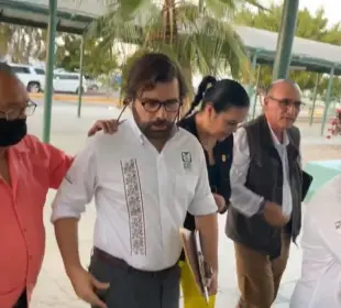 director general del IMSS-Bienestar, Alejandro Svarch Pérez, durante su visita a la ciudad de La Paz el jueves 10 de abril.