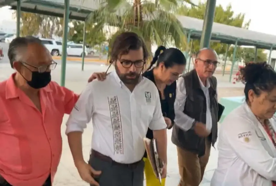 director general del IMSS-Bienestar, Alejandro Svarch Pérez, durante su visita a la ciudad de La Paz el jueves 10 de abril.