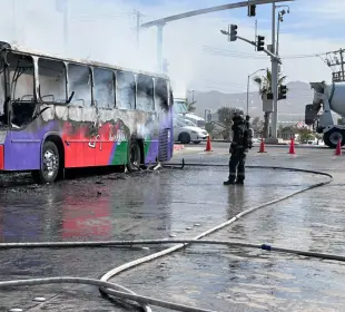 La mañana de este miércoles, alrededor de las 8:45 horas, un autobús de la empresa Cabo Baja se incendió mientras circulaba en dirección al bulevar Lázaro Cárdenas, justo después del nodo vial La Sanluqueña, lo que generó una intensa movilización de cuerpos de emergencia y provocó el cierre de la calle.