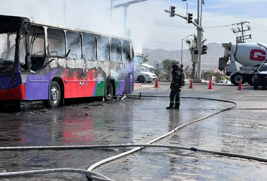La mañana de este miércoles, alrededor de las 8:45 horas, un autobús de la empresa Cabo Baja se incendió mientras circulaba en dirección al bulevar Lázaro Cárdenas, justo después del nodo vial La Sanluqueña, lo que generó una intensa movilización de cuerpos de emergencia y provocó el cierre de la calle.