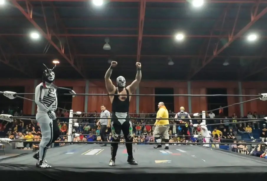 La cancha Manuel Gómez Jiménez se convirtió en escenario de solidaridad y entretenimiento durante la función de lucha libre "Luchando por una sonrisa"