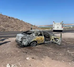 Incendio de vehículo en la carretera a Pichilingue moviliza a bomberos