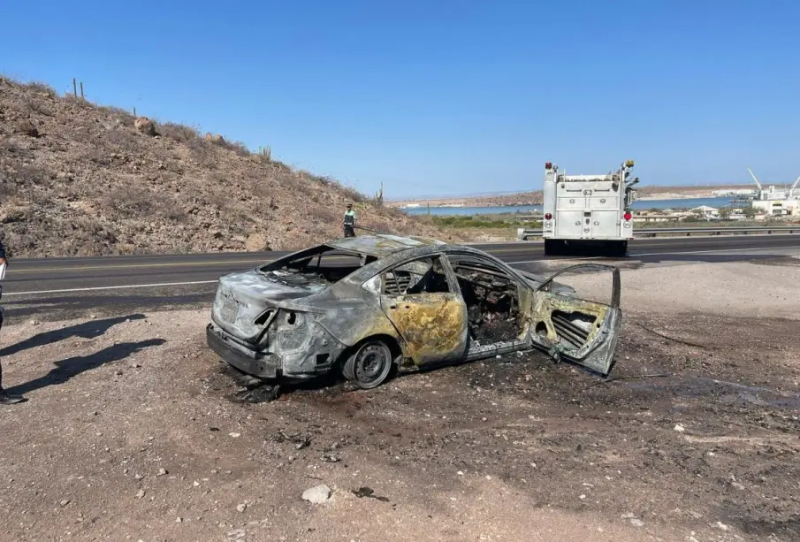 Incendio de vehículo en la carretera a Pichilingue moviliza a bomberos