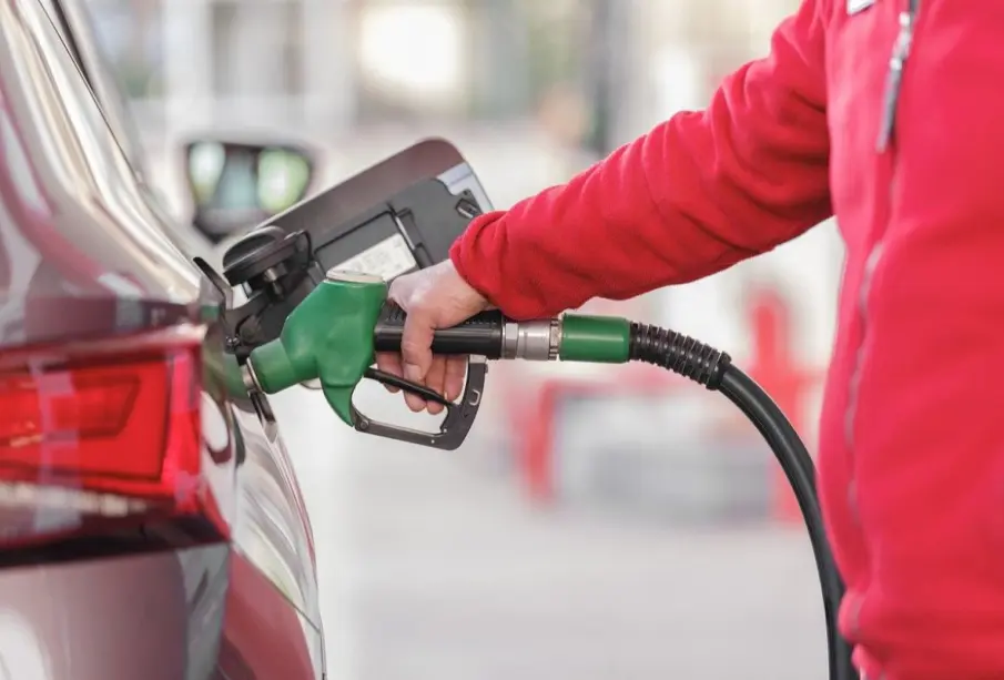 Por pesos es mejor cargar la gasolina que por litros: Profeco