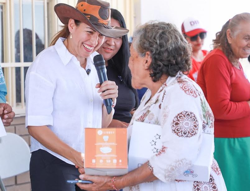 Milena Quiroga junto a madres