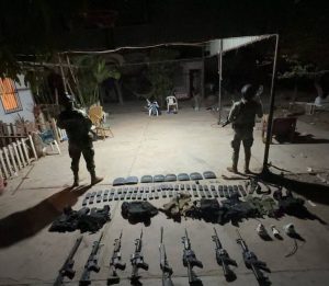 En ese contexto, detectaron a varias personas sospechosas a bordo de un vehículo que salía de un inmueble; al notar la presencia de las autoridades, los ocupantes huyeron del lugar, abandonando la unidad.