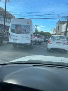 En esa misma vialidad, pero más cerca del centro de Cabo San Lucas, se reportó un choque entre dos vehículos particulares.