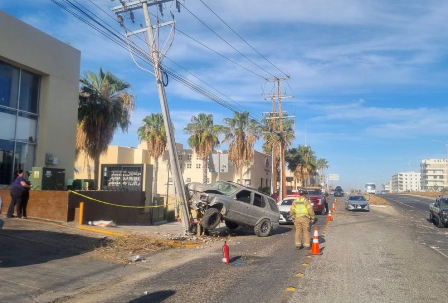 Tres accidentes viales dejaron tráfico, un herido y caos en Cabo San Lucas. Un camión cayó en una coladera. Autoridades piden manejar con precaución.