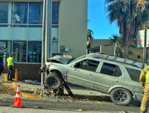 El primer incidente ocurrió sobre la carretera Transpeninsular, a la altura del fraccionamiento Cabo Bello, donde un conductor perdió el control de su vehículo y se impactó contra un poste de electricidad.