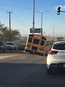 Minutos más tarde, en la Prolongación Leona Vicario, un camión cayó en una coladera sin tapa, lo que ocasionó un fuerte congestionamiento vial.