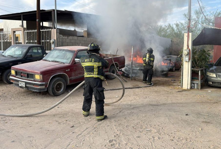 Bomberos apagando un incendio