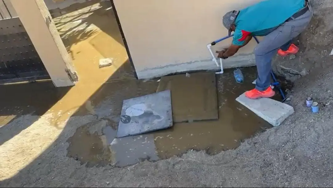 Las aguas residuales ingresaron al interior de su casa, alcanzando el patio y la cisterna, sin que hasta el momento haya recibido una solución definitiva.