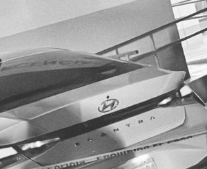 personal médico del Hospital del IMSS en la delegación sanluqueña notificó el ingreso de dos hombres lesionados, quienes llegaron por sus propios medios a bordo de un vehículo Hyundai blanco. En ese mismo automóvil, los médicos hallaron a un tercer individuo sin vida, con lesiones compatibles con disparos de arma de fuego.
