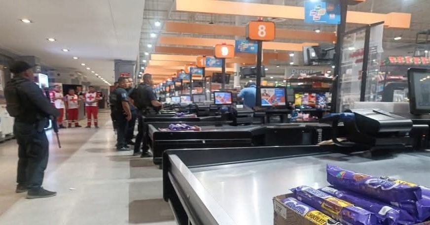 Hombre intenta quitarse la vida en supermercado
