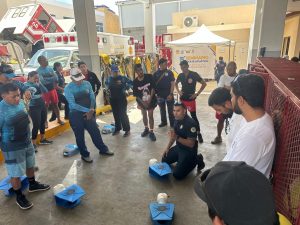 Entre los asistentes se encuentran salvavidas privados, personal de hoteles, seguridad privada, comunidad marítima y cuerpos de emergencia, quienes por cinco días perfeccionarán habilidades clave para responder a situaciones de riesgo en playas y entornos acuáticos.