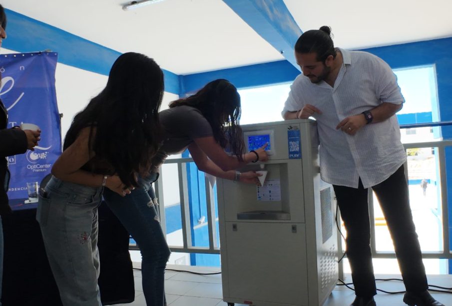 La Fundación Pure donó una estación de hidratación al ITES plantel San José del Cabo, capaz de generar hasta 200 litros diarios. Buscan reducir el uso de botellas plásticas y promover soluciones sostenibles para el acceso al agua.
