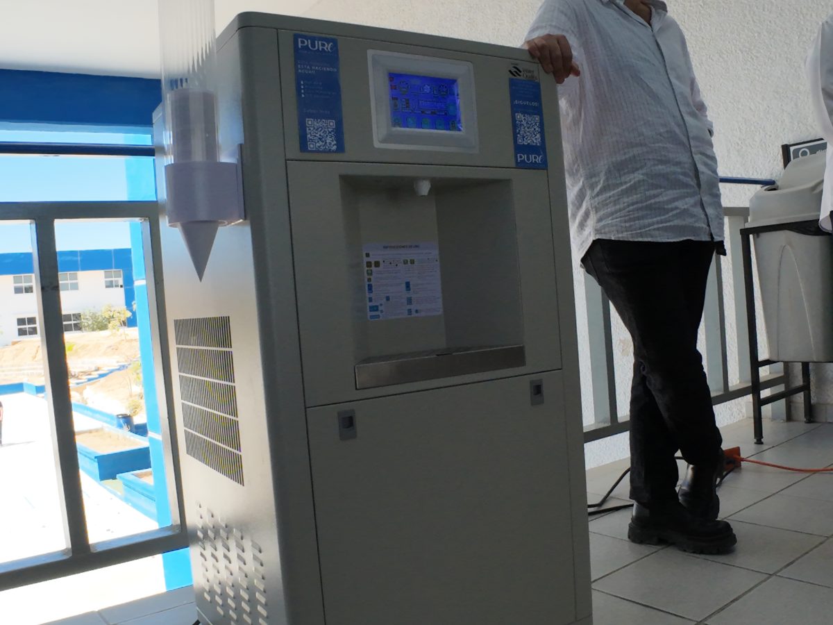 El equipo, que transforma la humedad del ambiente en agua potable, busca brindar a la comunidad estudiantil una fuente sustentable y alternativa para el consumo humano.