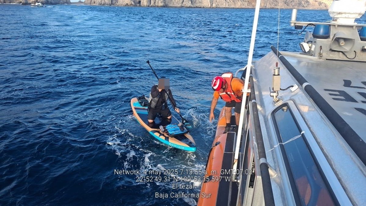 La segunda acción ocurrió en las inmediaciones de Playa del Amor, donde tres personas que realizaban actividades recreativas fueron arrastradas por la corriente mar adentro, a aproximadamente 0.5 millas náuticas —alrededor de 0.92 kilómetros— al sur del Arco de Cabo San Lucas.