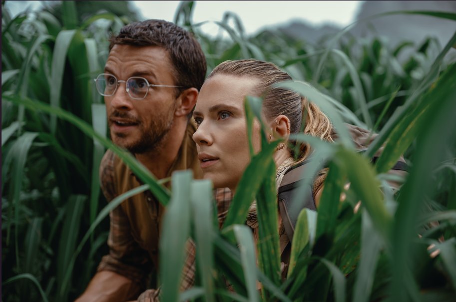 Jonathan Bailey y Scarlett Johansson
