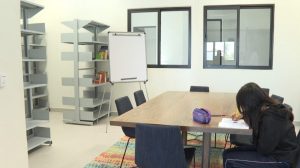Además, los beneficiarios reciben acompañamiento académico y apoyo alimentario, así como asistencia médica, psicológica y trabajo social, en caso de ser necesario.