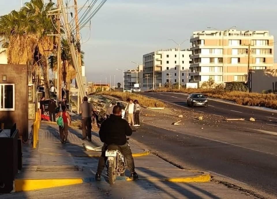 La preocupación de los vecinos se intensificó tras el accidente ocurrido el pasado miércoles 14 de mayo, cuando una camioneta colisionó con un poste frente a una tienda de conveniencia ubicada a la altura del fraccionamiento, dejando al menos una persona lesionada.