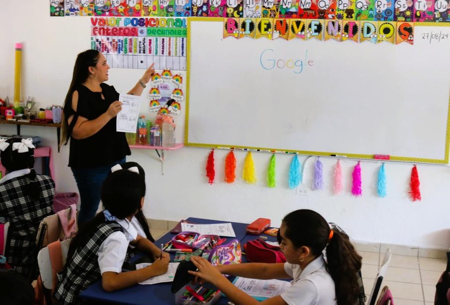 Maestra dando clases