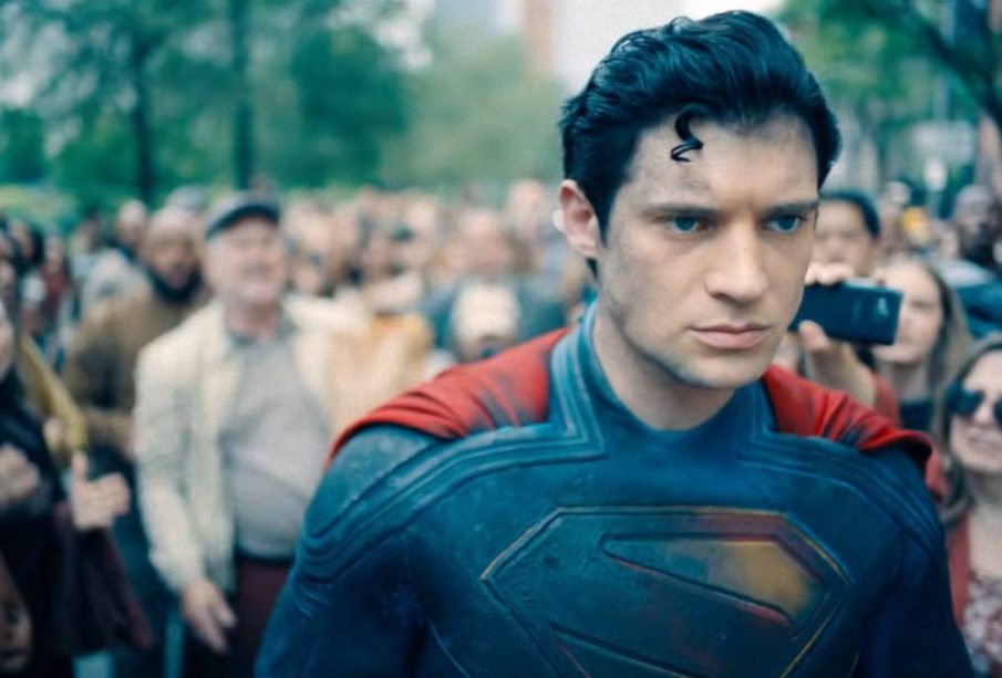 Superman siendo abucheado