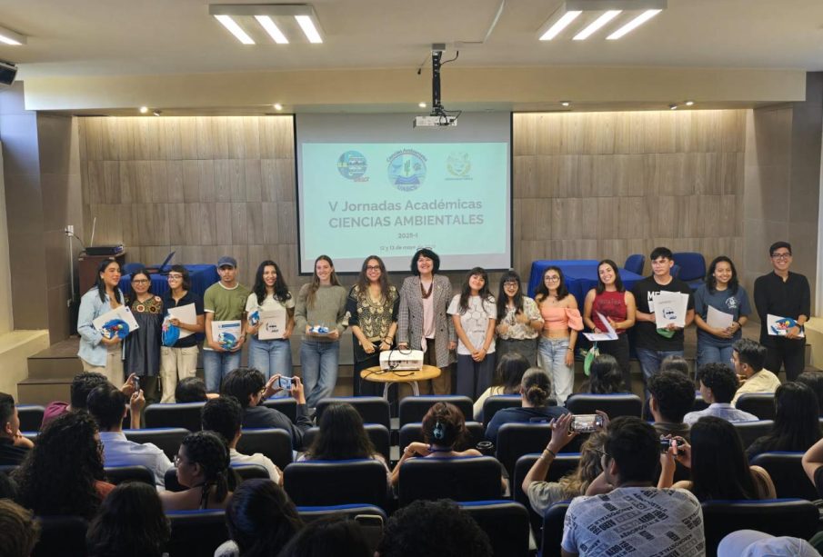 UABCS reconoce a estudiantes