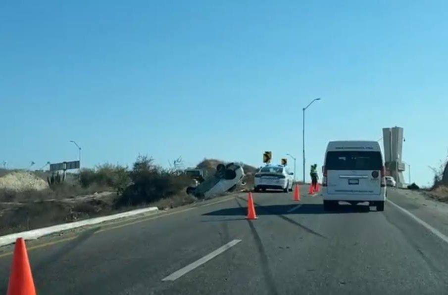 Volcadura en el puente El Tule.