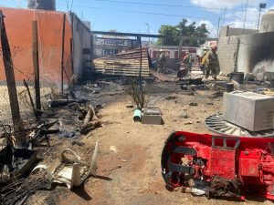 Según el Departamento de Bomberos de San José del Cabo, el siniestro fue reportado a las 10:40 horas, movilizando a personal de la Estación #3 en San José Viejo.