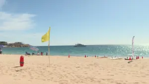 El guardavidas explicó que las banderas amarilla y verde también están presentes: la amarilla indica peligro moderado, por lo que se permite el ingreso con precaución; la verde señala condiciones óptimas para nadar.