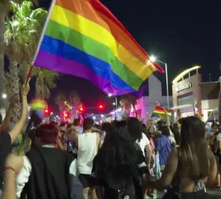 En el marco del Día Internacional contra la Homofobia, la Transfobia y la Bifobia, activistas exigen a autoridades visibilizar violencias contra la comunidad LGBTQ+ en Los Cabos y tipificar crímenes de odio con perspectiva adecuada.