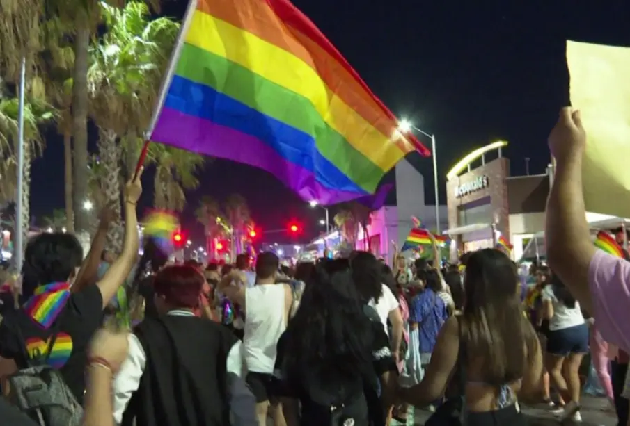 En el marco del Día Internacional contra la Homofobia, la Transfobia y la Bifobia, activistas exigen a autoridades visibilizar violencias contra la comunidad LGBTQ+ en Los Cabos y tipificar crímenes de odio con perspectiva adecuada.
