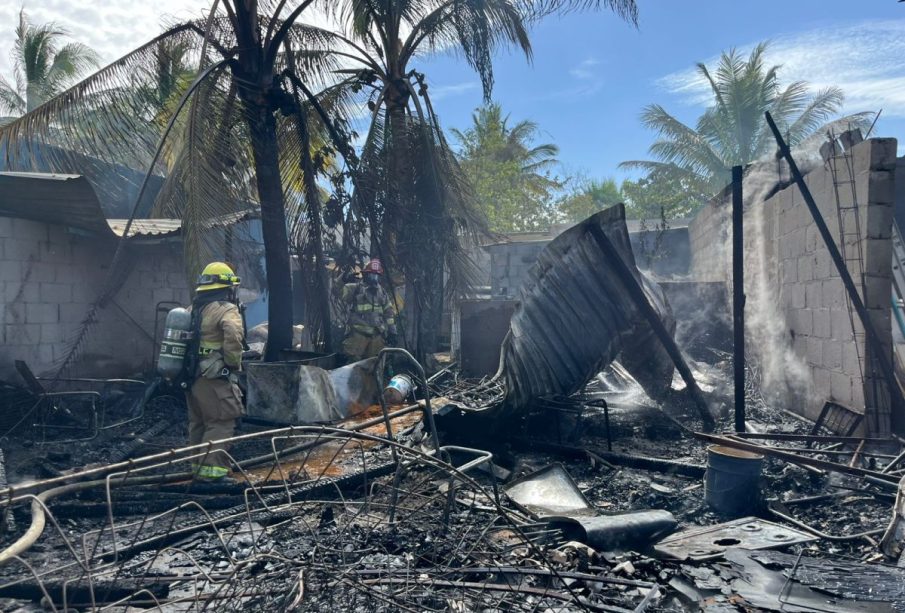 La tarde de este viernes se registró un incendio en una casa habitación ubicada en los límites del arroyo Ricardo Flores Magón, en la colonia El Zacatal, lo que movilizó al Departamento de Bomberos de San José del Cabo.