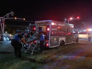Aunque la mayoría de los pasajeros del autobús no presentaron lesiones visibles y se retiraron por sus propios medios, siete personas fueron trasladadas a hospitales locales para recibir atención médica.
