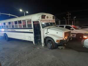 De acuerdo con el parte oficial, además del camión de transporte, en el incidente se vieron afectados siete vehículos particulares.