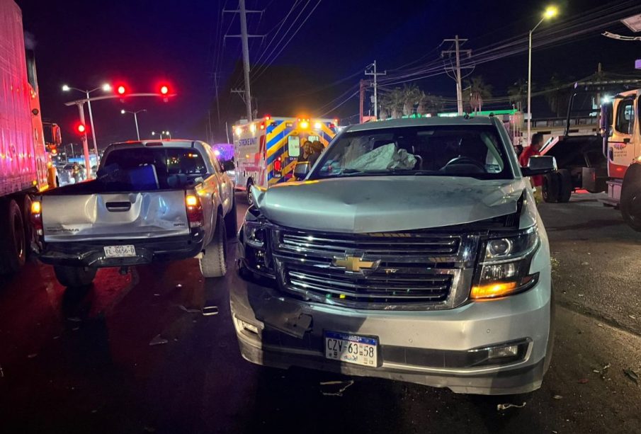 Un aparatoso accidente de tránsito tipo choque múltiple ocurrido la noche de este viernes dejó un saldo de siete personas lesionadas y ocho vehículos involucrados, entre ellos un camión de transporte de personal con 44 pasajeros a bordo.