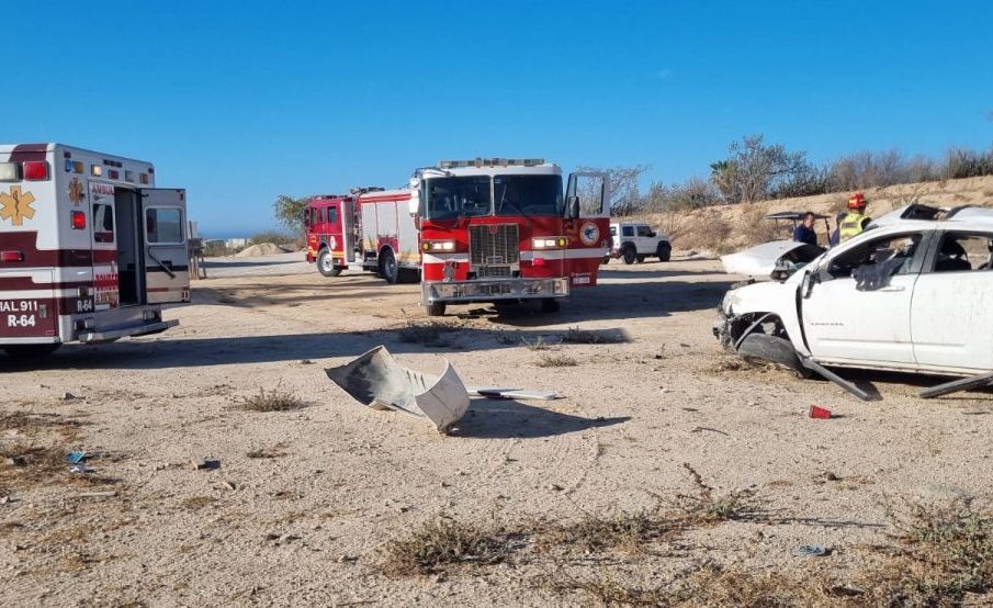 Una volcadura dentro del desarrollo turístico Cabo del Sol en Cabo San Lucas dejó dos personas lesionadas la mañana de este sábado.