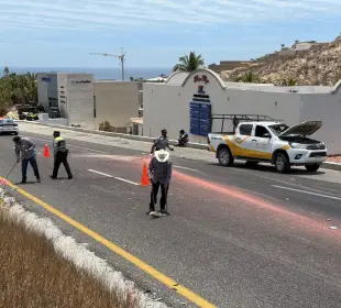 La circulación vehicular se ha tornado extremadamente lenta debido a la obstrucción parcial de la vía y a las labores de limpieza encabezadas por elementos de la Guardia Nacional.