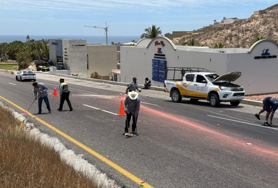 La circulación vehicular se ha tornado extremadamente lenta debido a la obstrucción parcial de la vía y a las labores de limpieza encabezadas por elementos de la Guardia Nacional.