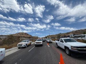 Una volcadura registrada la mañana de este lunes sobre la carretera Transpeninsular, a la altura de Cerro Colorado, ha generado un severo caos vial en el tramo con dirección Cabo San Lucas - San José del Cabo.