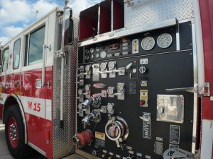 El Departamento de Bomberos de San José del Cabo recibió este martes una máquina extintora, uniformes y equipo especializado donado por autoridades, empresas y aliados internacionales