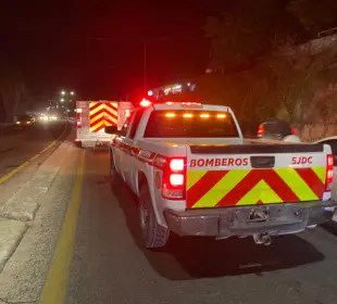 Las obras en la glorieta Fonatur están retrasando la atención de emergencias en San José del Cabo. Bomberos estiman demoras de hasta 30 minutos y proponen reubicar unidades cerca de la Transpeninsular para reducir los tiempos de respuesta.