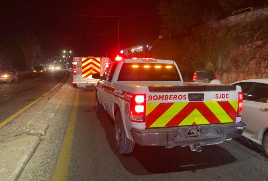 Las obras en la glorieta Fonatur están retrasando la atención de emergencias en San José del Cabo. Bomberos estiman demoras de hasta 30 minutos y proponen reubicar unidades cerca de la Transpeninsular para reducir los tiempos de respuesta.