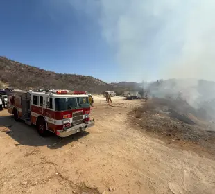 La mañana de este jueves se registró un conato de incendio forestal a un costado de una agencia automotriz ubicada en el kilómetro 25.5 del corredor turístico, a la altura de Cerro Colorado, en San José del Cabo.