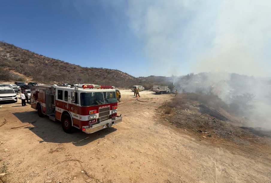 La mañana de este jueves se registró un conato de incendio forestal a un costado de una agencia automotriz ubicada en el kilómetro 25.5 del corredor turístico, a la altura de Cerro Colorado, en San José del Cabo.